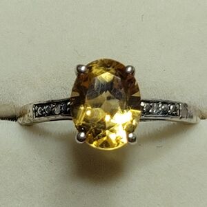 Ladies sterling silver ring with pale yellow stone, size 7
